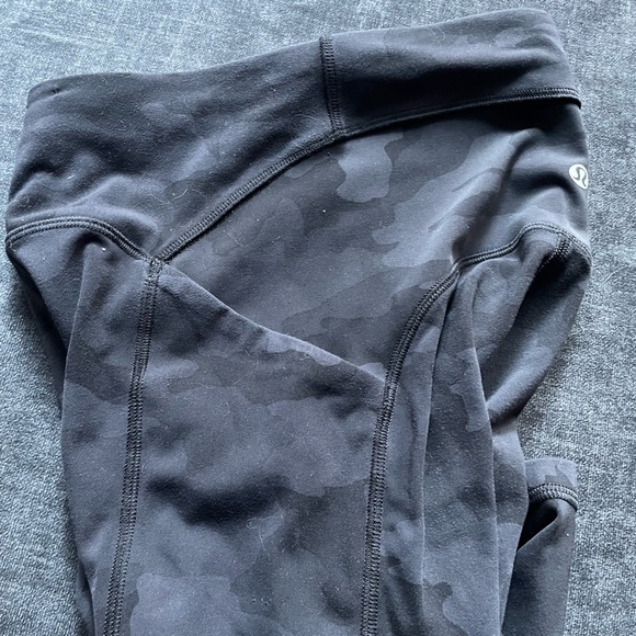 Lululemon Size 0 Black Camo High Rise Crop Leggings with Pockets - Picture 7 of 9